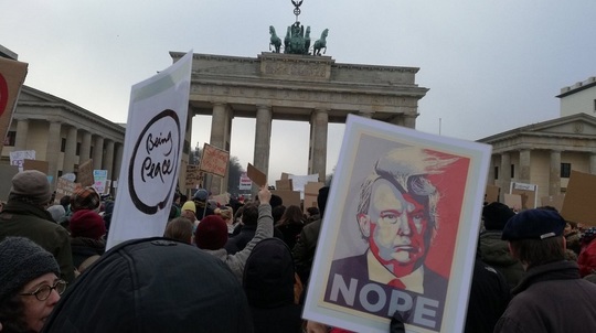trump-protest-berlin-tw
