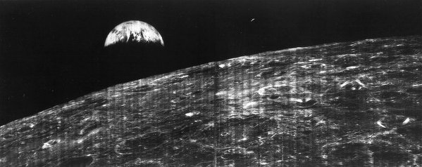 Primele imagini din satelit au surprins doar o parte a planetei noastre. Mai jos - o fotografie făcută de Lunar Orbiter 1. 