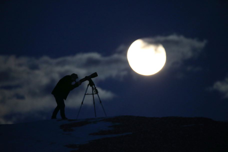 В погоне за луной 2024. Наблюдение Луны. Наблюдение за полнолунием. Наблюдать за луной. Наблюдение над луной.