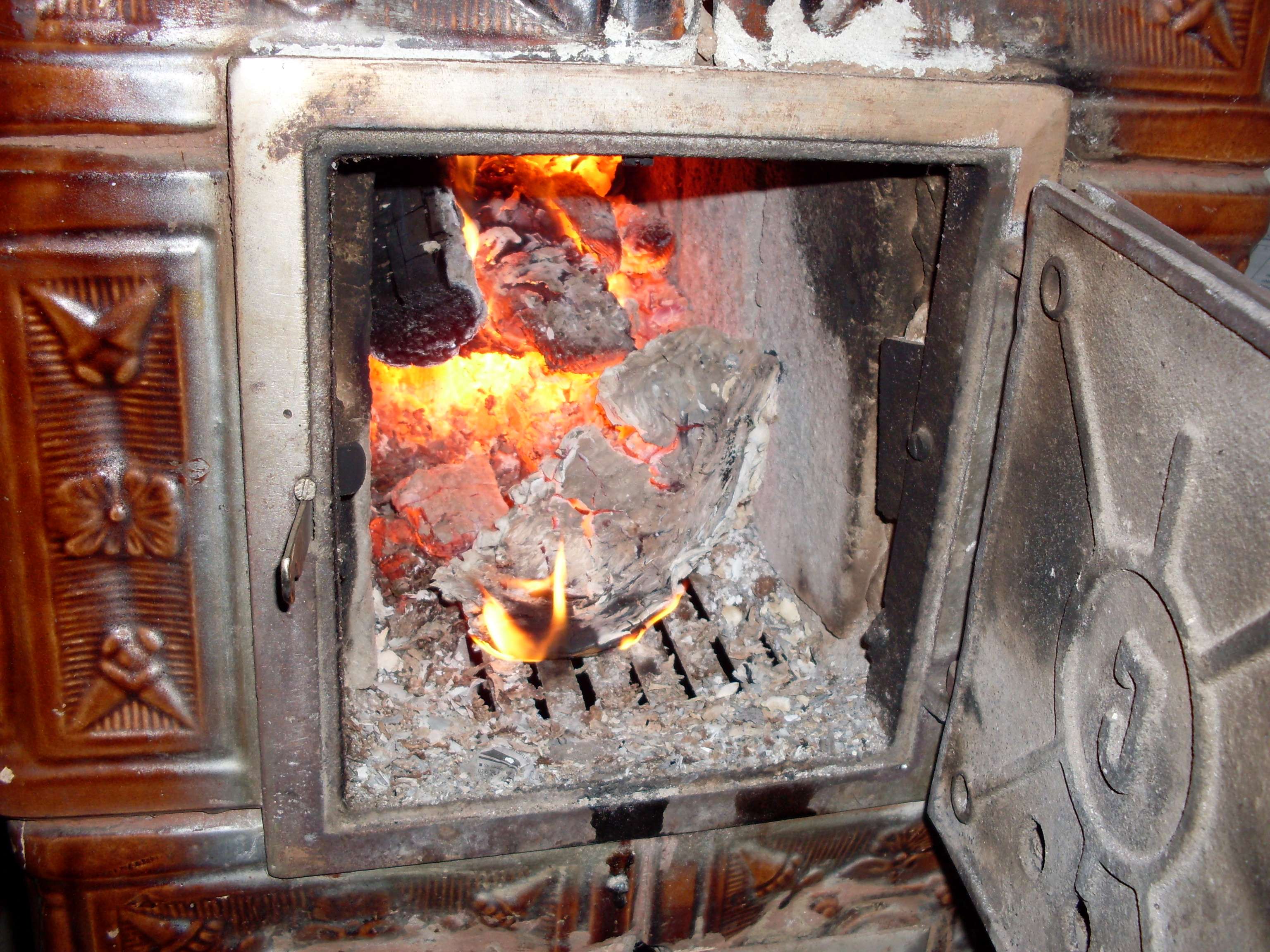 Сон огонь в печи. Горящая печка. Огонь в печке. Сгоревшая печь. Печка на дровах.